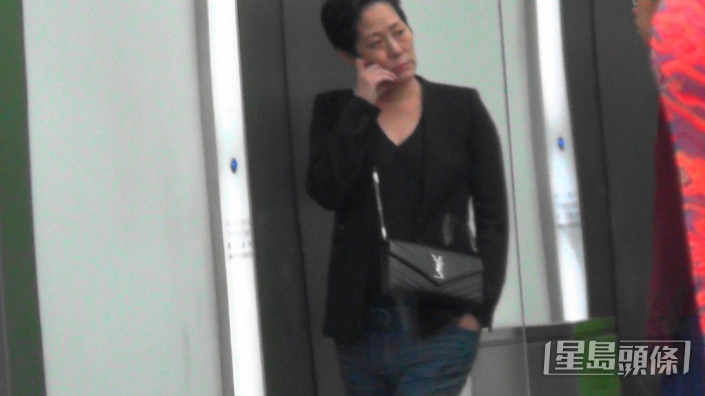 關淑怡不時被拍得在街上行為古怪。