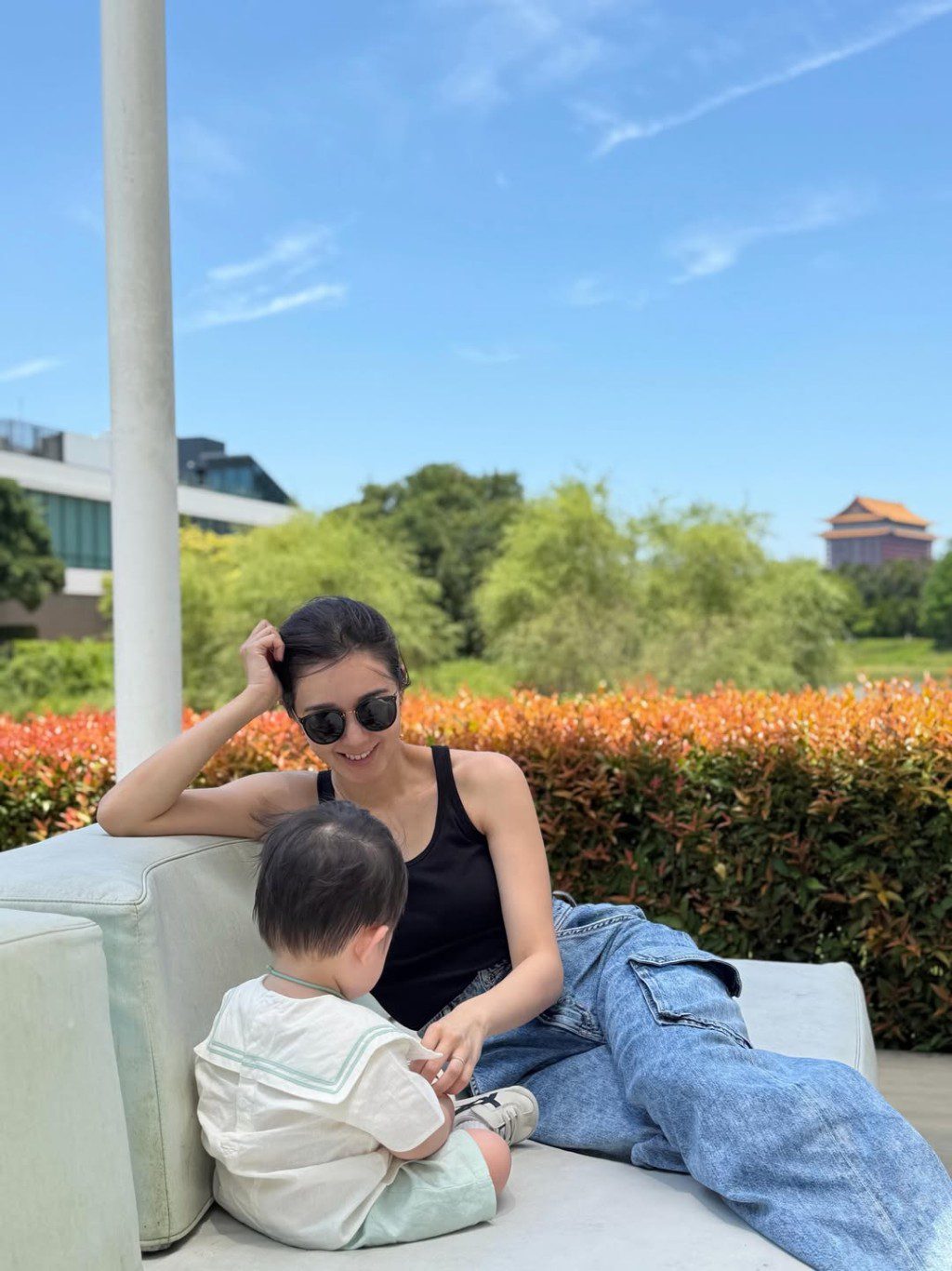麥明詩多次帶兒子去旅行。
