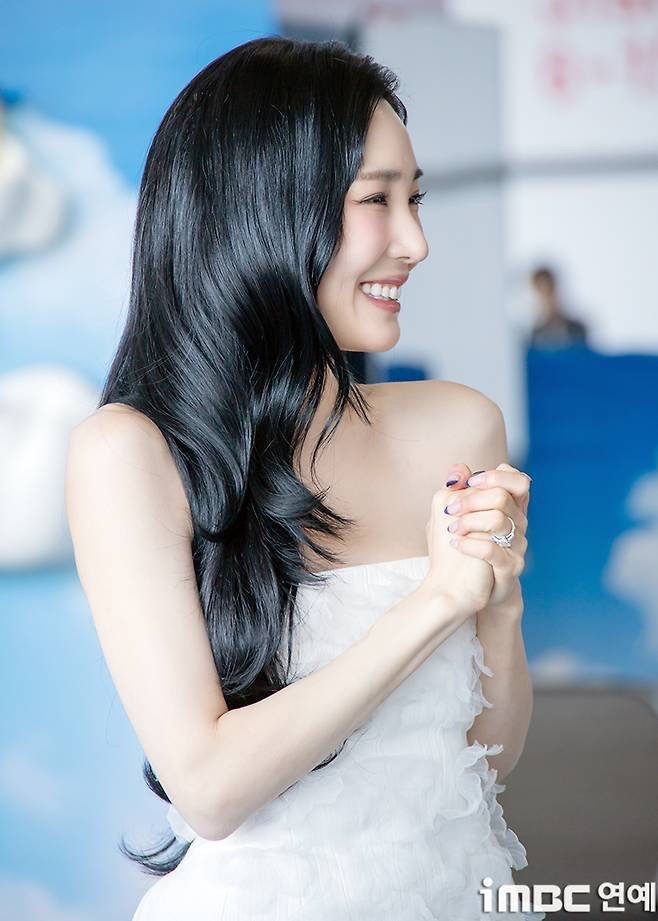 卞耀漢的太太、前少女時代成員Tiffany今日亦在釜山亮相。