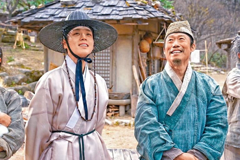 柳海真（右）憑《王命之徒》封帝，可惜他因有份演出的新片捲入扭曲史實爭議，缺席頒獎禮。