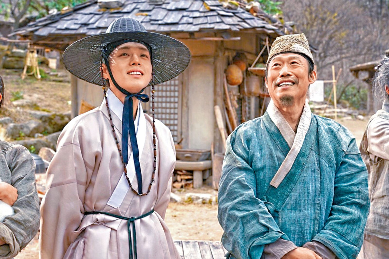 柳海真（右）憑《王命之徒》封帝，可惜他因有份演出的新片捲入扭曲史實爭議，缺席頒獎禮。