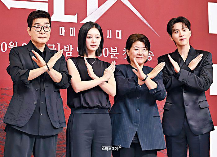 金智媛（左二）相隔2年，再憑《Doctor X》回歸電視圈。