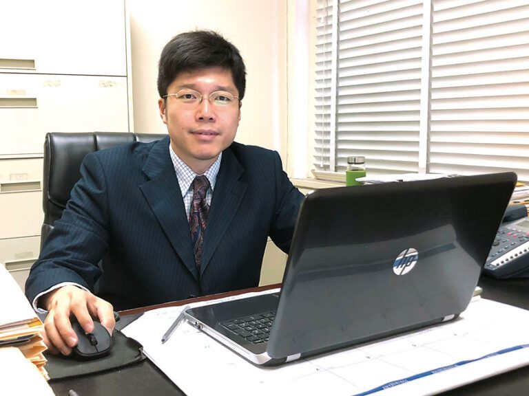 君信聯合律師樓施律師專精各類信託，業務包括白卡信託，房屋信託，911賠償信託，傷害賠償信託以及收入超標信託的法律專家。
