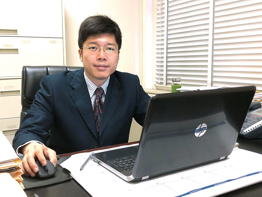 君信聯合律師樓施律師專精各類信託,業務包括白卡信託,房屋信託,911賠償信託,傷害賠償信託以及收入超標信託的法律專家。