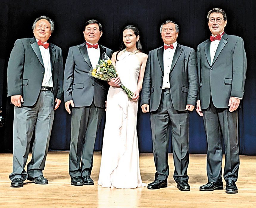 一位女觀眾給波士頓帥哥組合獻花。