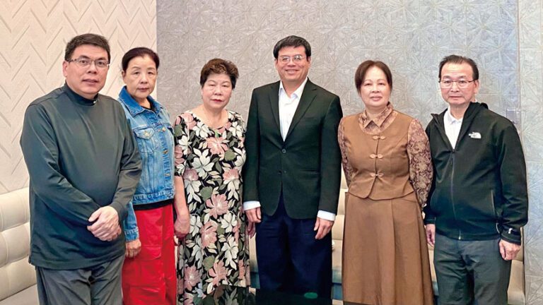 美東華人婦女聯合總會阮志萍（左三）等成員7日呼籲罪案受害者報警。