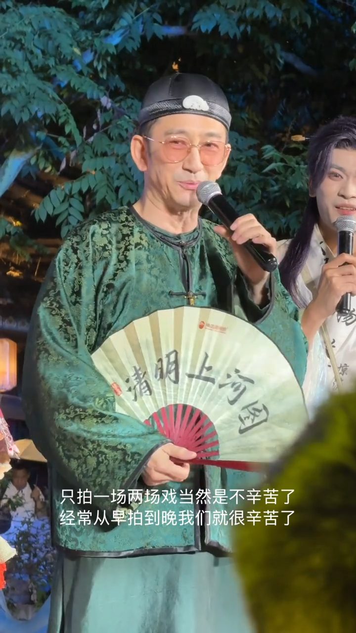 吳啟華手持扇子,與觀眾分享昔日拍戲點滴。