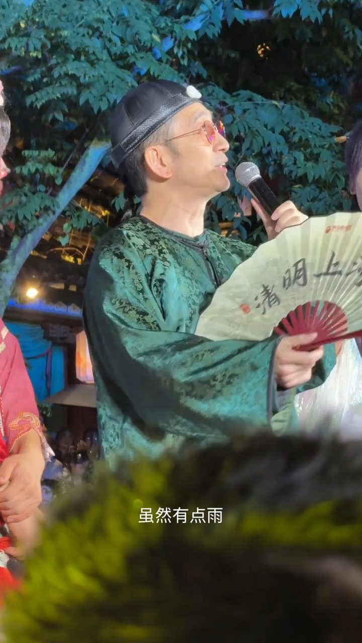 保養得宜的吳啟華,在微雨中仍保持專業水準演出。