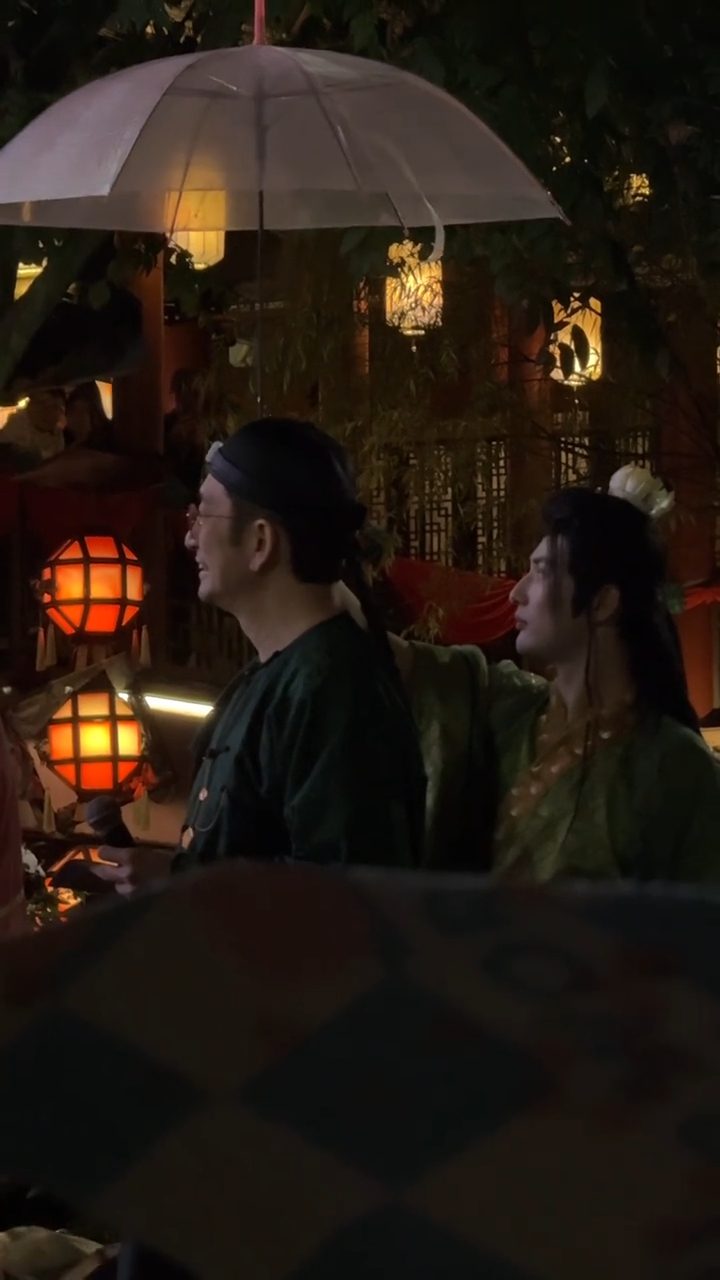 吳啟華冒雨演出,其專業態度獲讚賞。