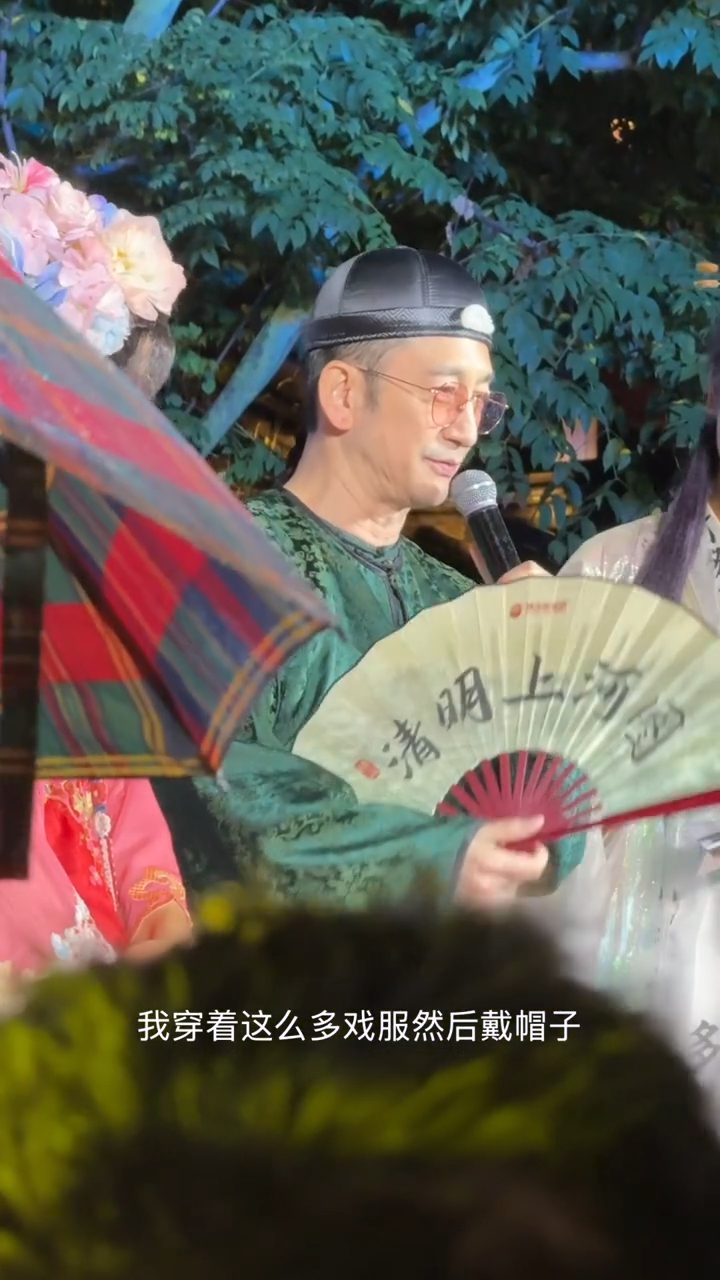 吳啟華表示幸而不是夏天,不然穿戲服會更辛苦。