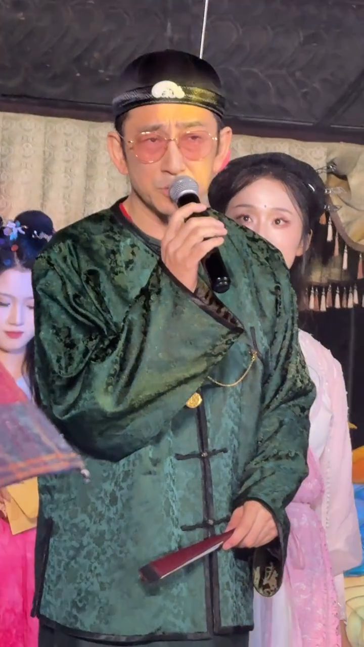 吳啟華深情演唱,為橫店演出作結。