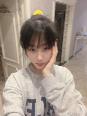 吳啟華女兒擁有精緻的臉型與高挺鼻樑。
