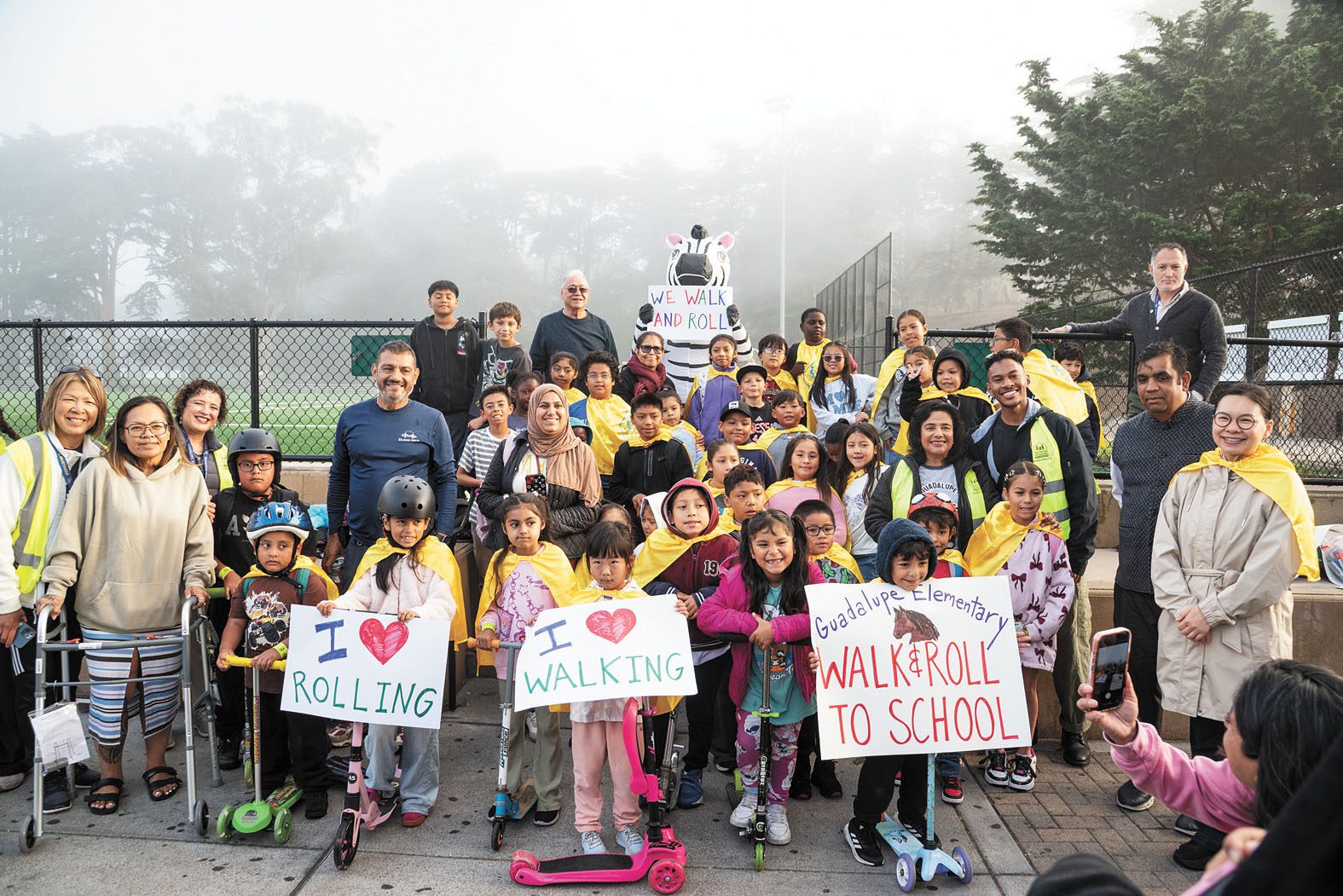 Guadalupe小學學童手持「I Love Walking」、「I Love Rolling」等標語。SFMTA提供