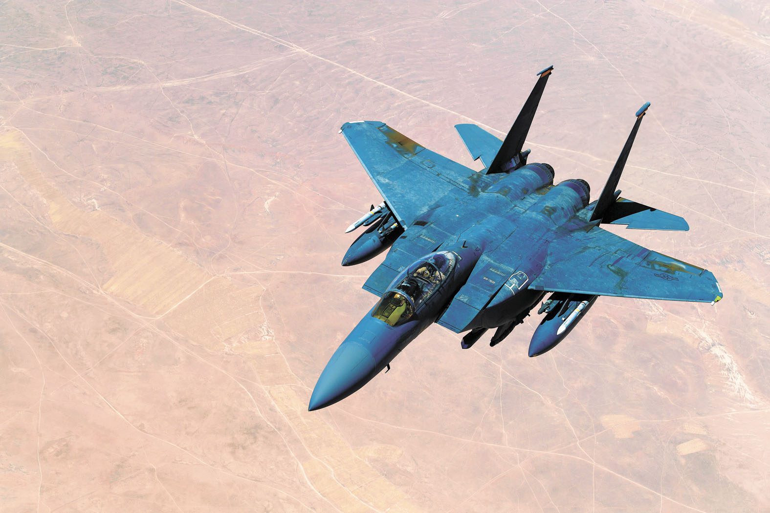 圖為一架美軍F-15E戰機在執行空中加油任務後,下降高度。路透社資料圖片