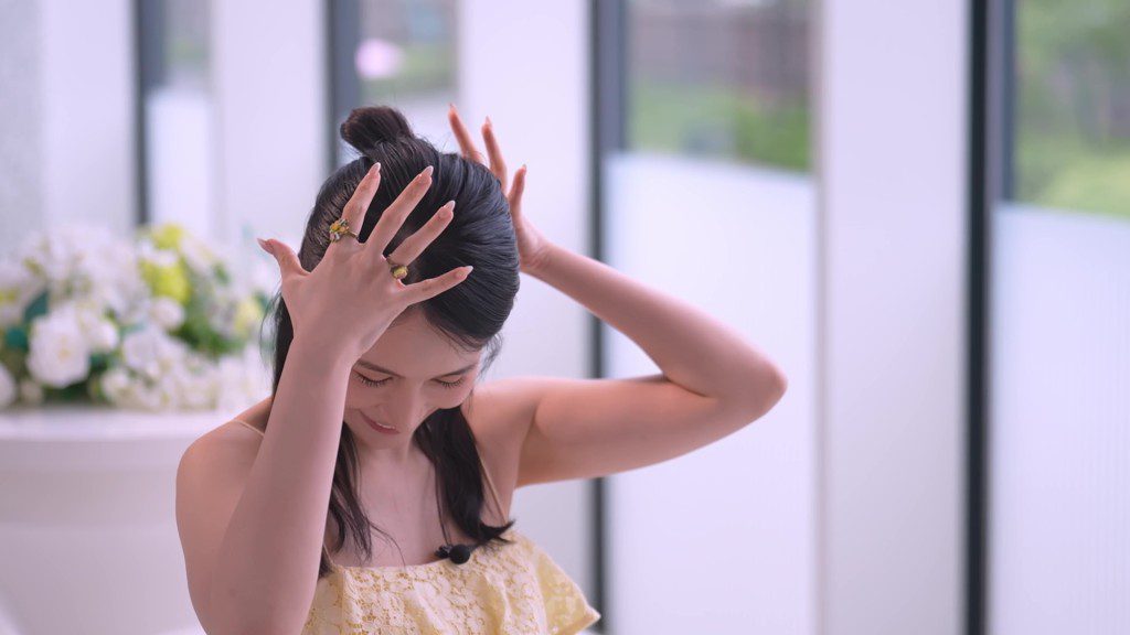 究竟Bob爆出了什麼秘密,讓Amber有如此大的反應和煩惱?