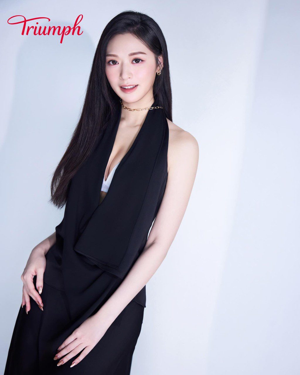馮盈盈展示了穿上不同內衣的效果。