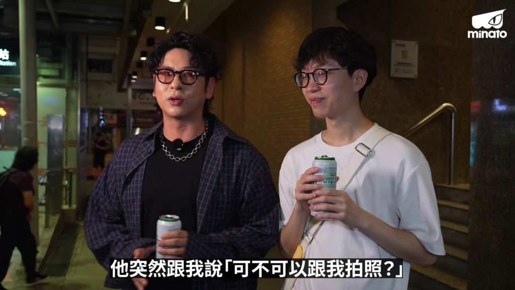 許廷鏗憶述在扶手電梯上被路人突然要求合照。(影片截圖:MinatoTV《酒精路跑》)