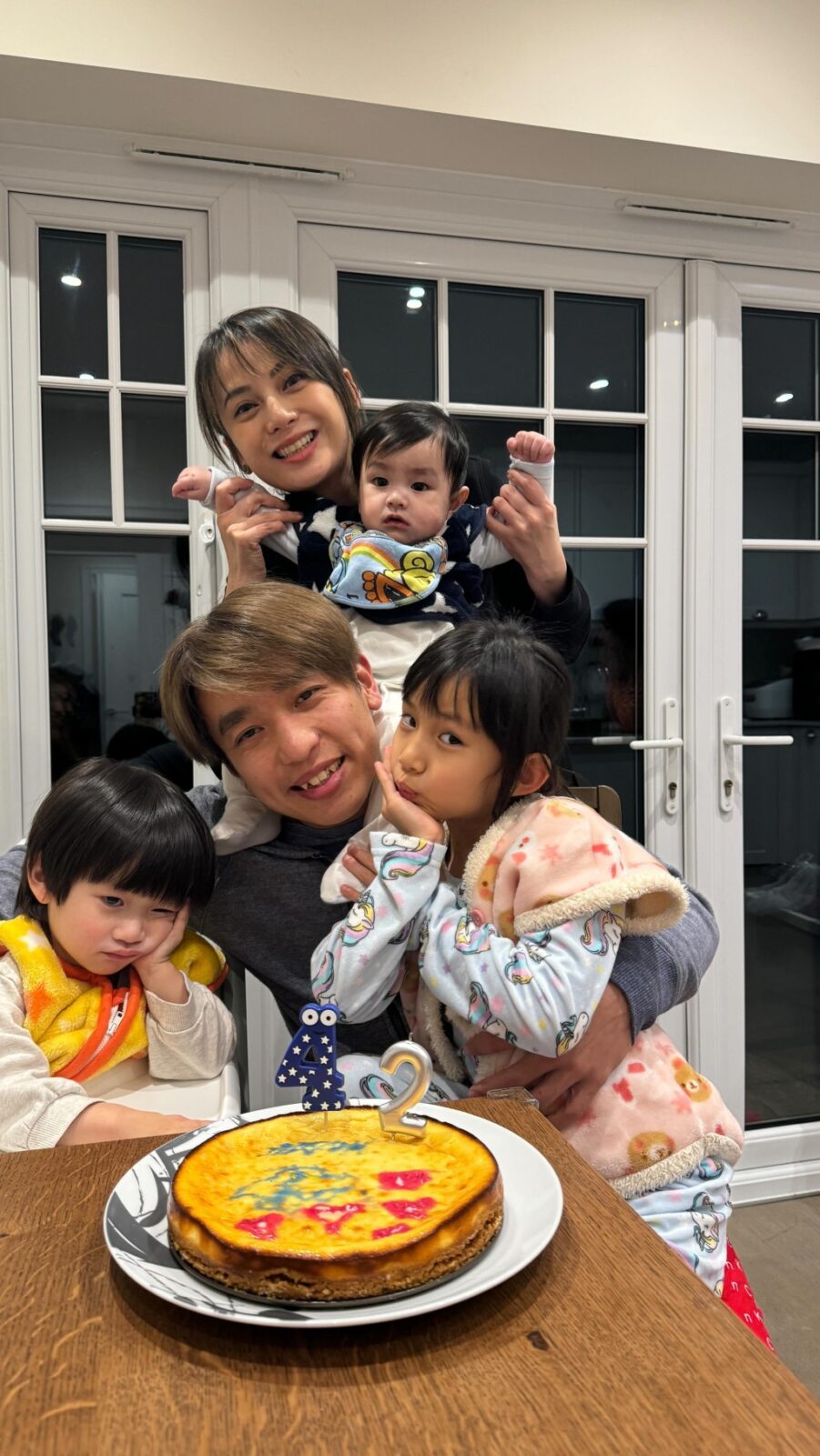 吳日言一家五口現時於英國展開新生活。