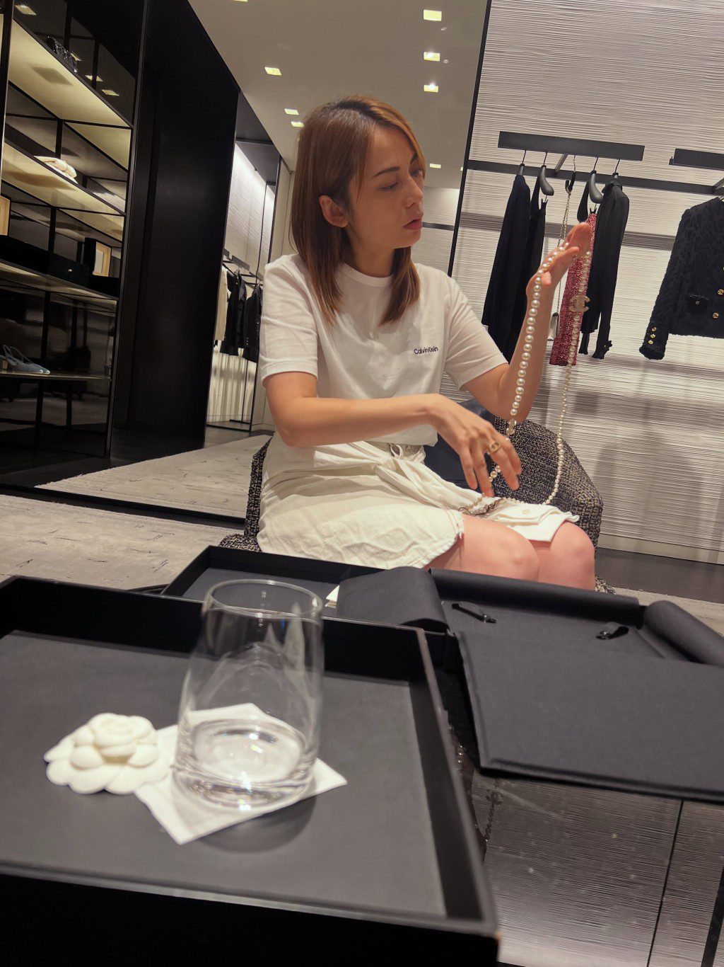 心情起伏之際,她仍有外出逛逛名店。