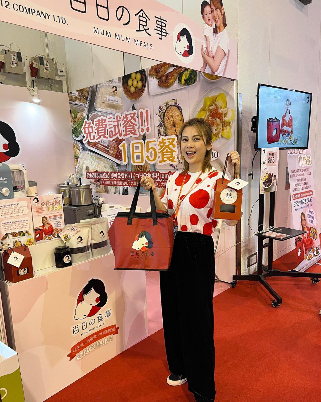 移居前,她與丈夫Barry在香港一同打理日式飯糰店及月子餐生意。