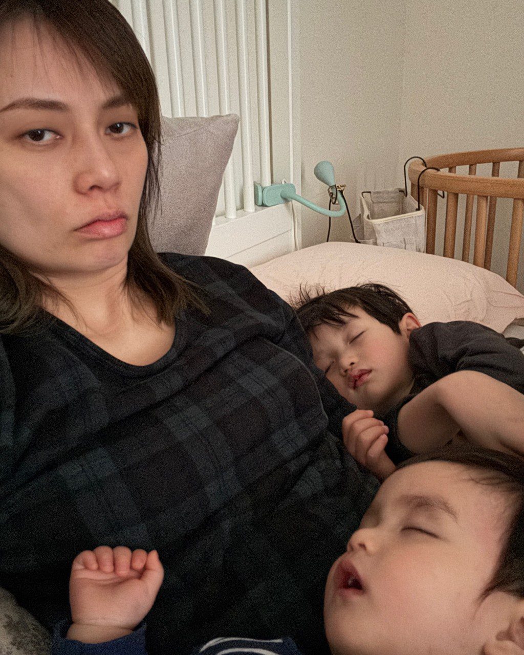 她看起來面容顯得頗為憔悴。