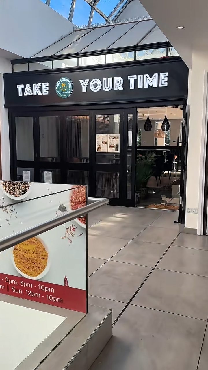 她在社交平台落力宣傳新店。