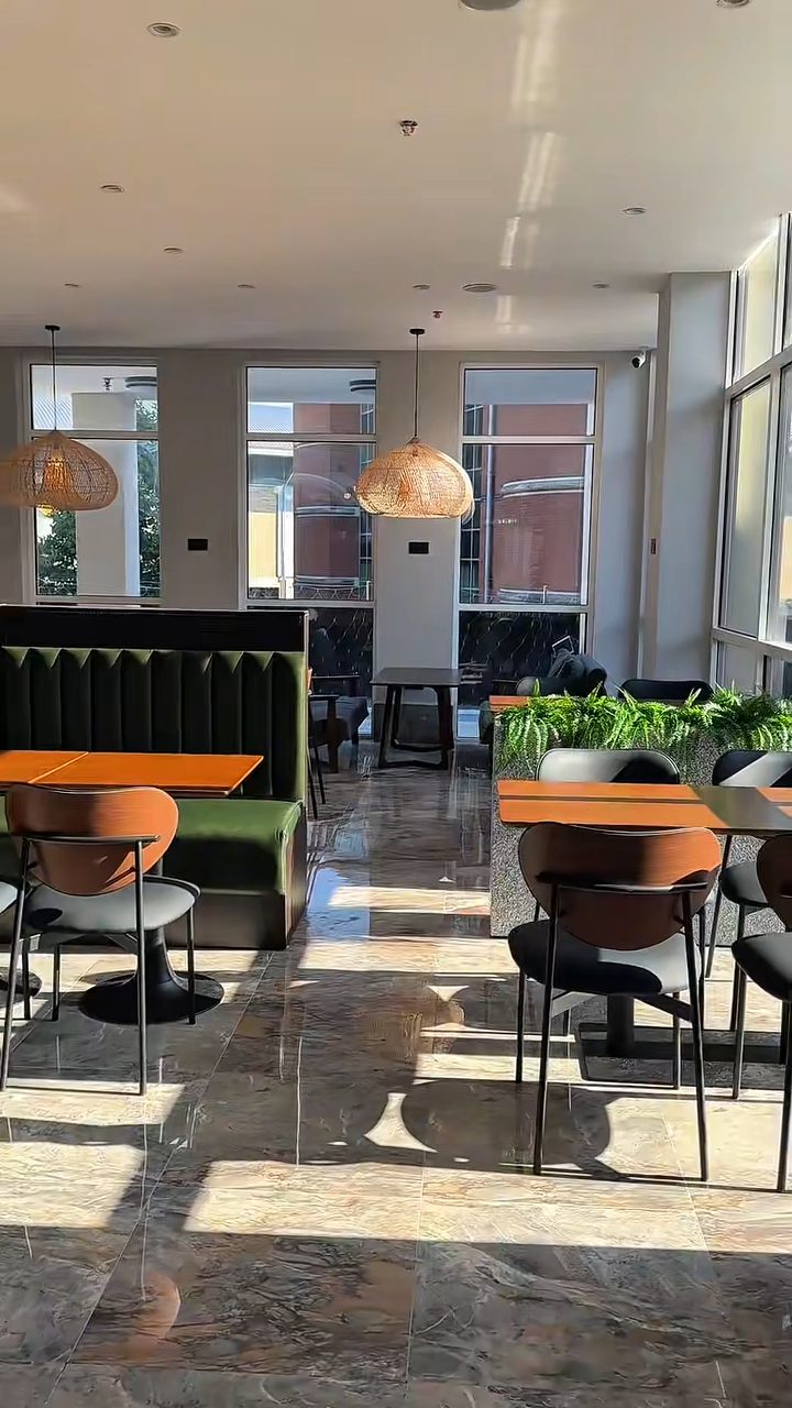 店內有大量空間讓客人舒適用餐。