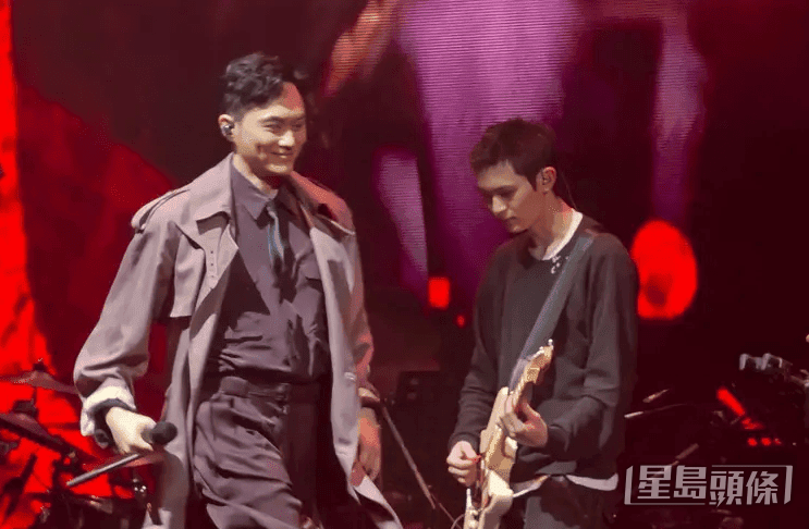 袁詠儀與張智霖的兒子張慕童，登上爸爸的演唱會舞台表演。