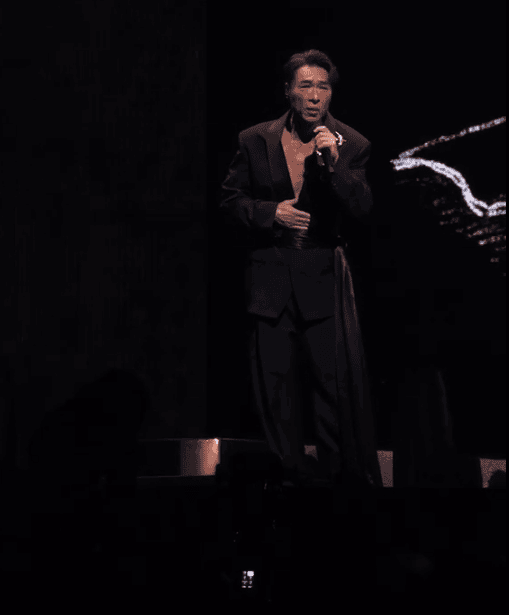 許志安以〈Remeber Me〉揭開演唱會序幕,展現胸肌線條。