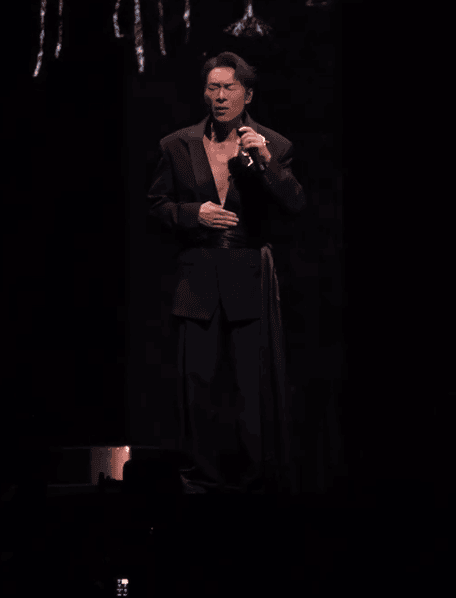 許志安演唱時全情投入。