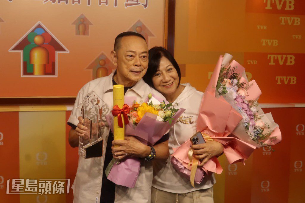 「龍家」二太蘇恩磁到場向羅樂林道賀。