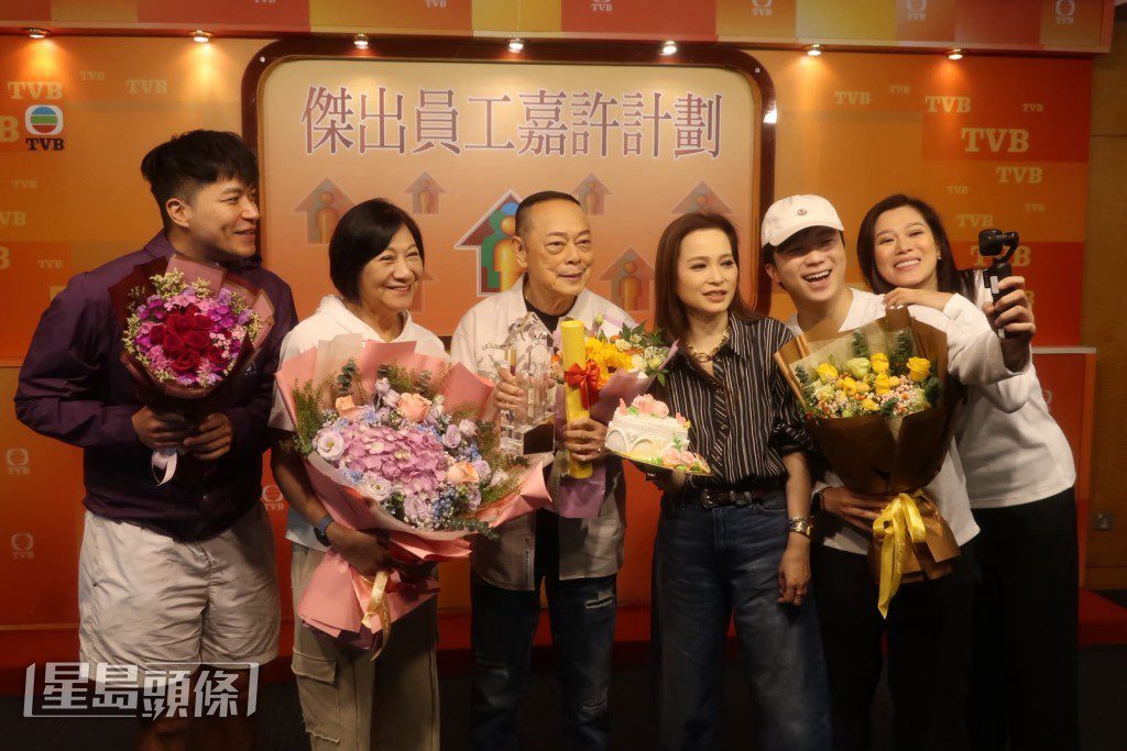 「龍家」演員為羅樂林送上生日蛋糕與鮮花。