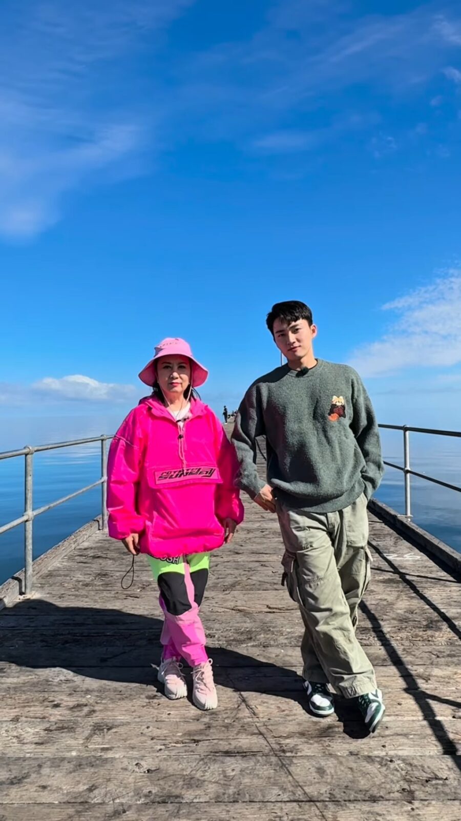 周嘉洛曾一晚內亮相《愛回家之開心速遞》、《正義女神》及綜藝《試真D》三個節目,被網民稱為「霸屏男神」。