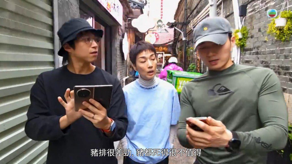 周嘉洛穿著緊身綠色長袖上衣,胸肌及手臂線條非常突出。