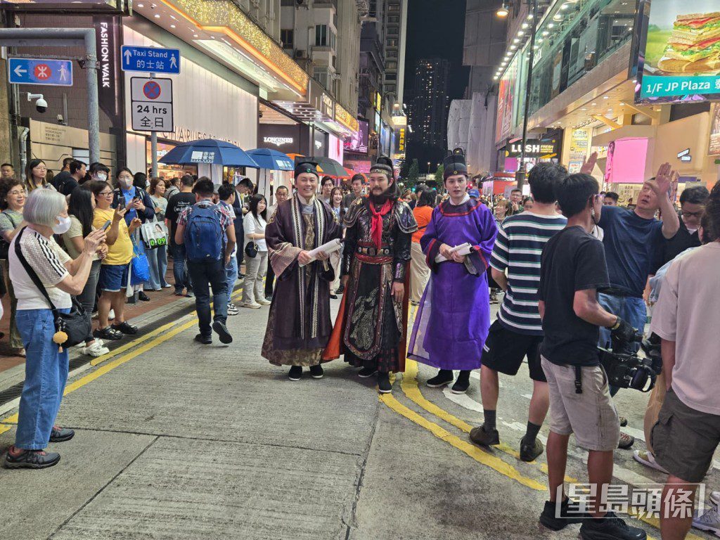現場吸引大量路人及劇迷駐足圍觀。
