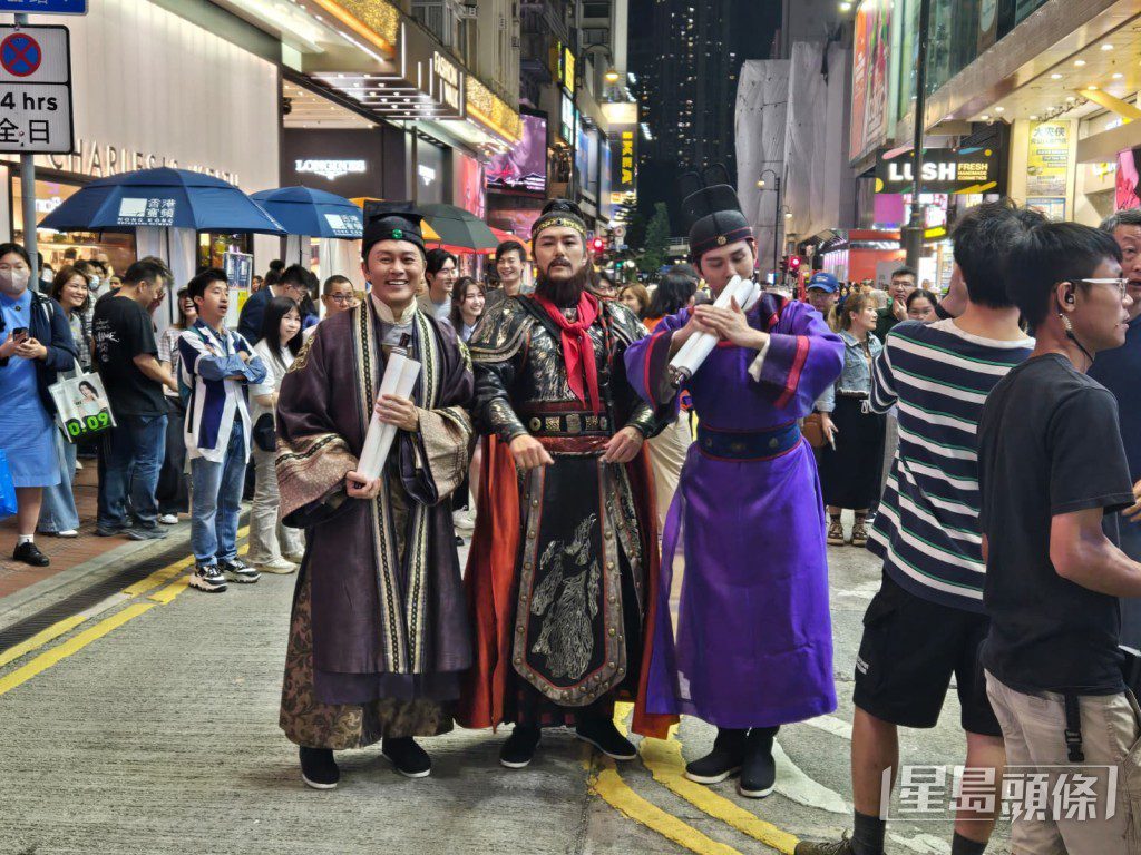 拍攝位置正在鬧市的馬路中心。
