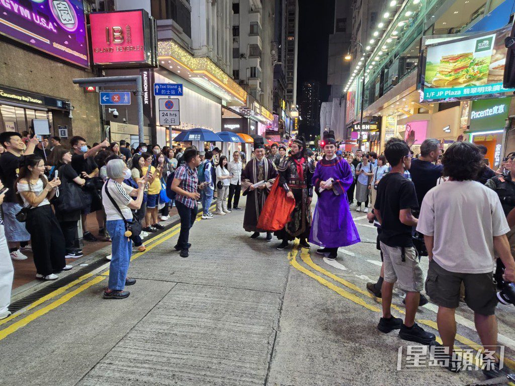 不少途人停下腳步觀看拍攝過程。