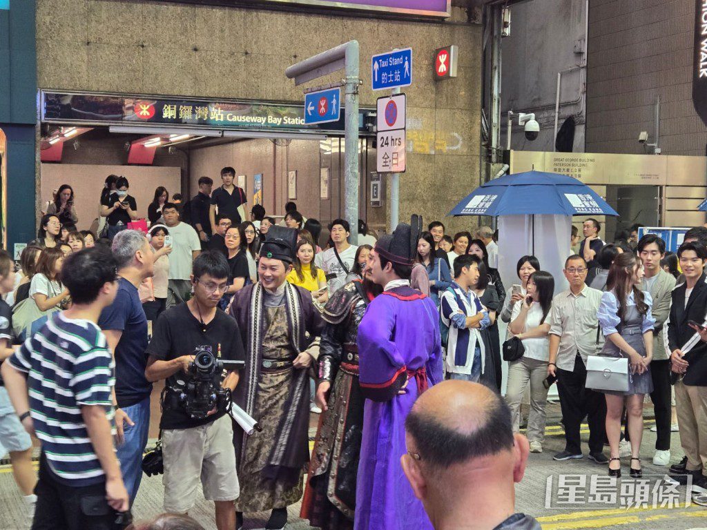 三人穿上古裝十分搶眼。
