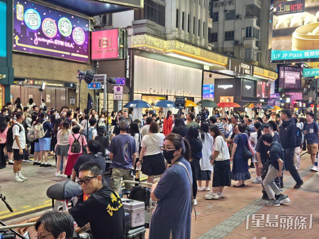 鬧市街道因拍攝而擠得水洩不通。