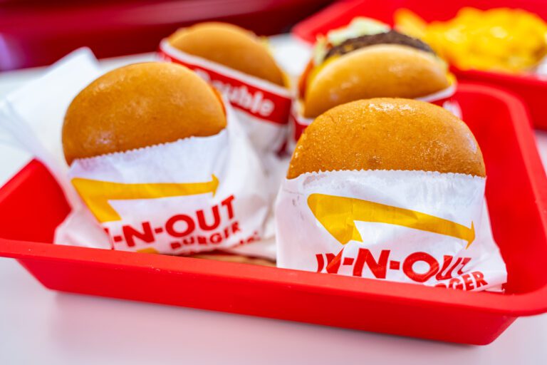 想吃In-N-Out卻不想排隊？加州出現「地下外送員」，有人竟花100美元買兩個漢堡