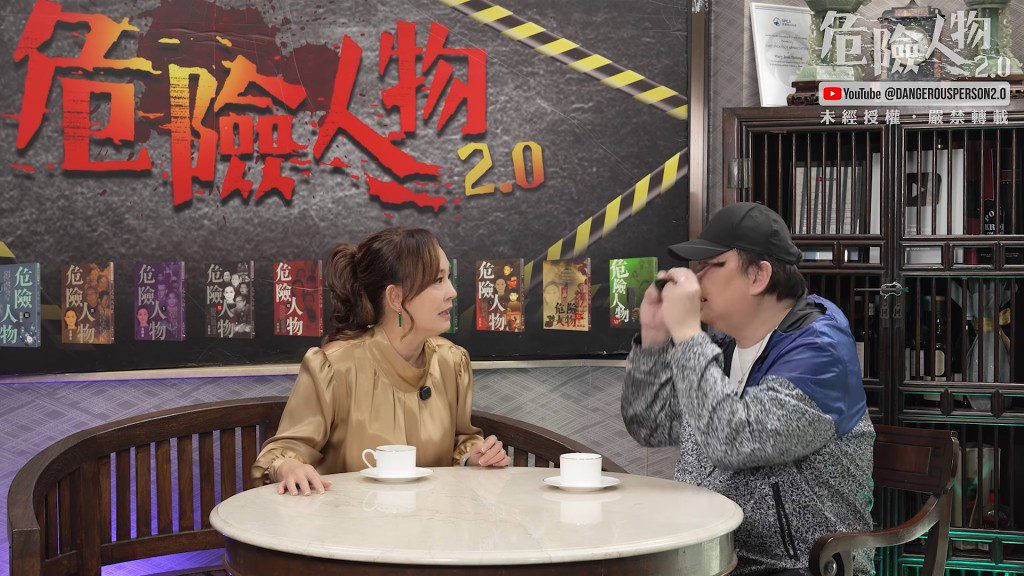 蔡楓華在鏡頭前罕有摘下墨鏡,展示右眼因舊傷而留下的痕跡。(《危險人物2.0》影片截圖)