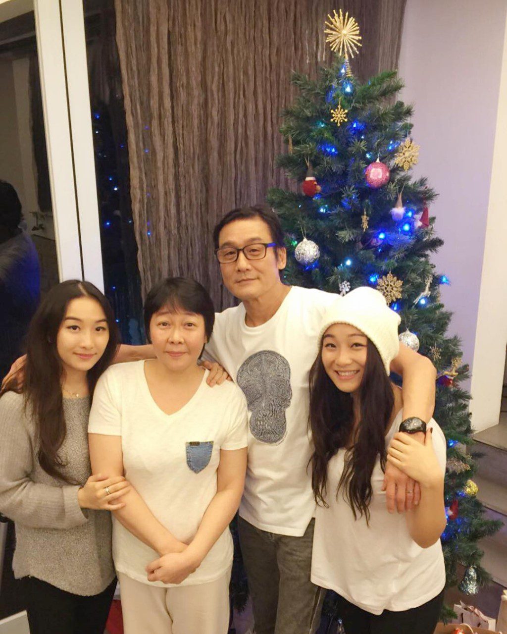 梁家輝與太太江嘉年及一對孖女的全家福，充滿幸福。
