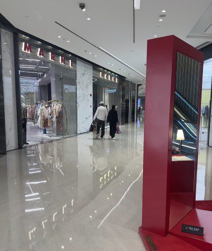 梁家輝早前與太太一同逛名店，享受拍拖時光。