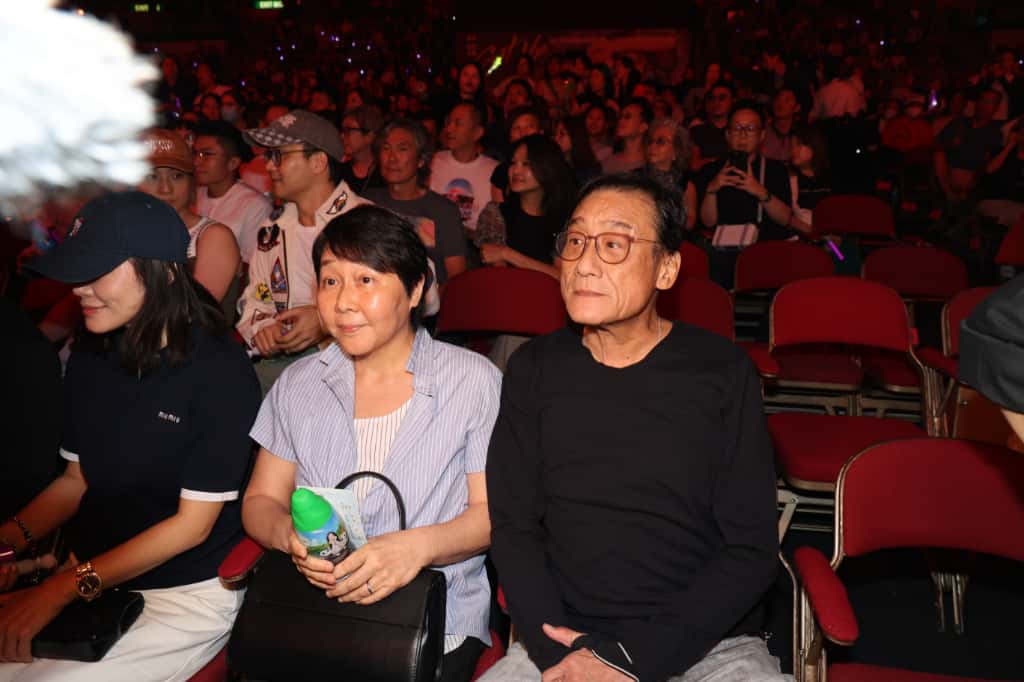 梁家輝與太太江嘉年拍拖觀看演唱會。