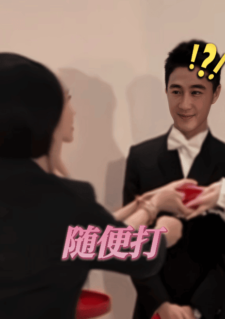 何超盈作勢輕拍何猷君的頭部。