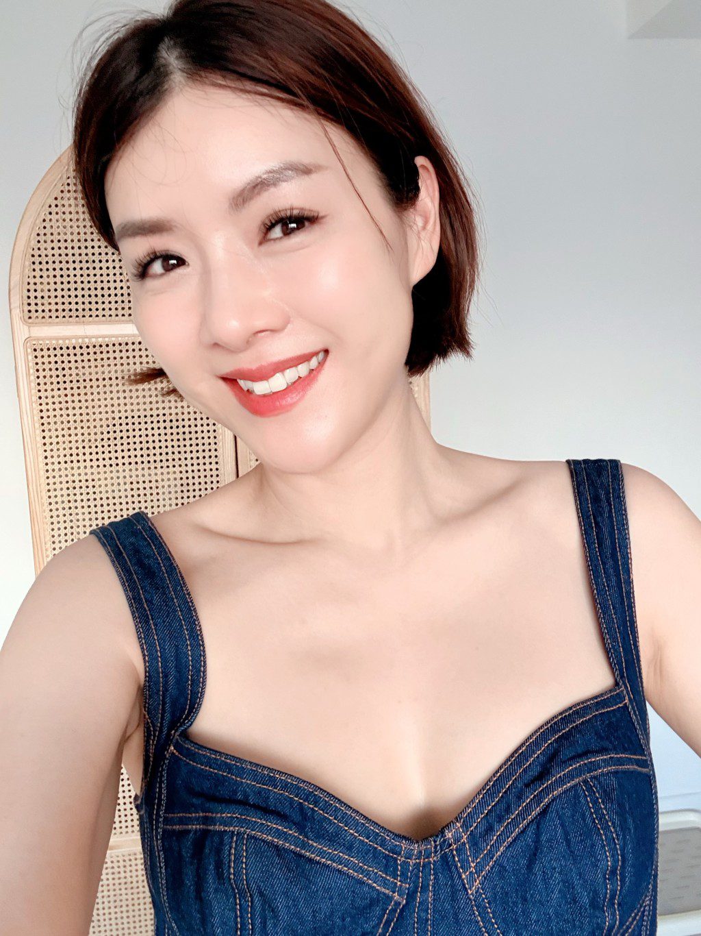 陳茵媺穿上低胸吊帶背心,展示其保持出色的身材與肌膚。