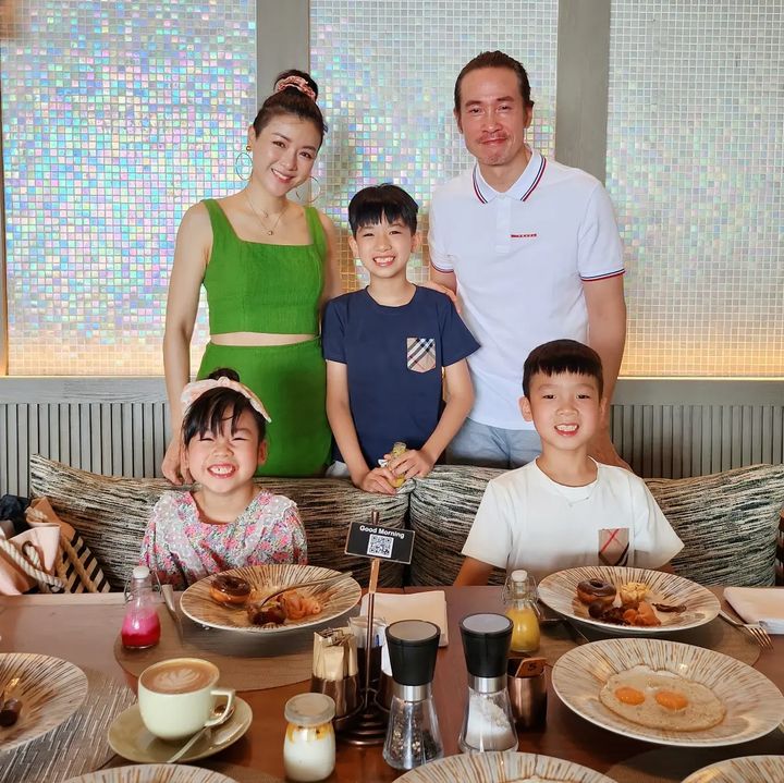 陳豪與陳茵媺組成五口之家。