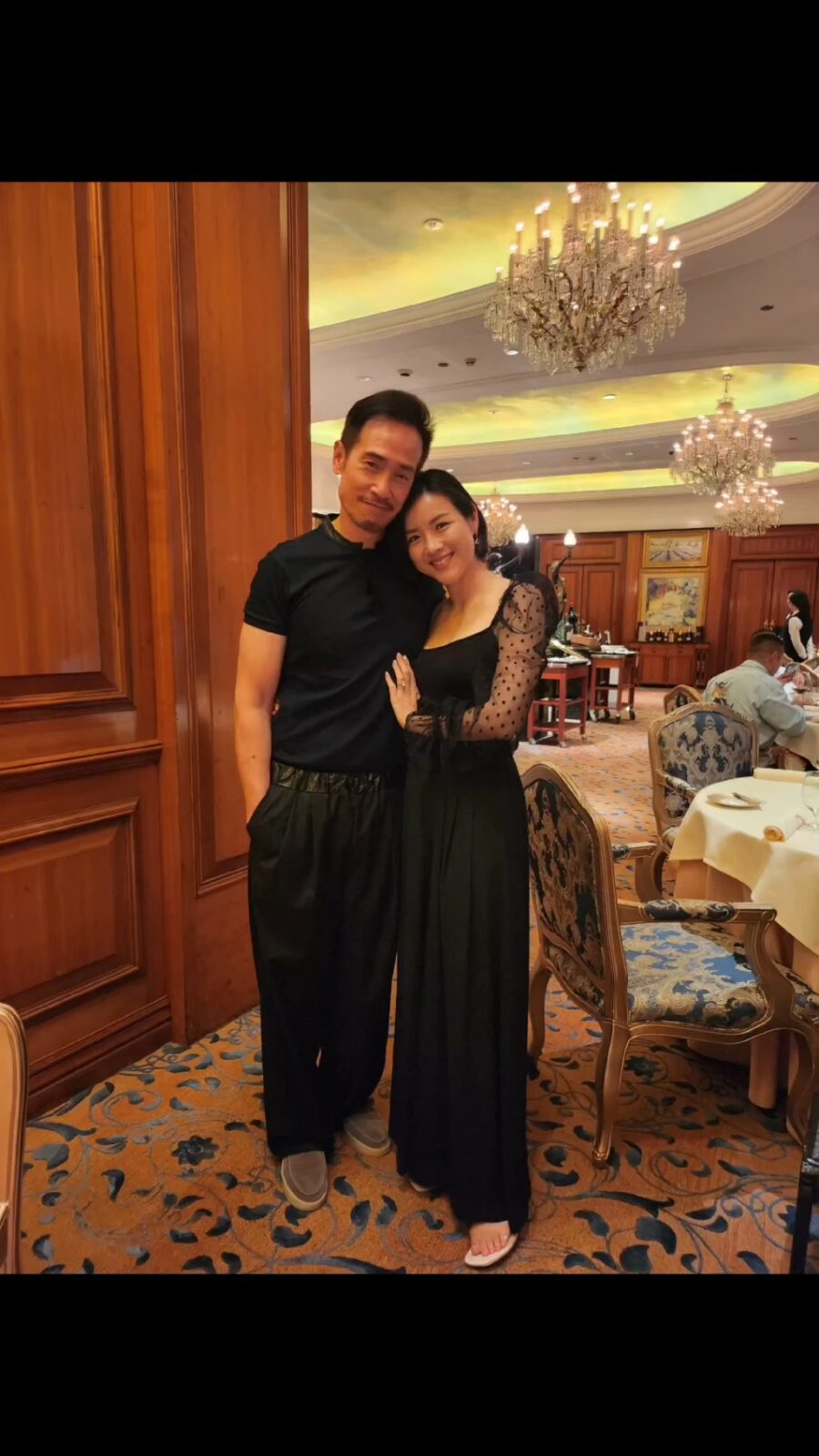 陳茵媺與老公陳豪慶祝結婚10周年時外出用膳。