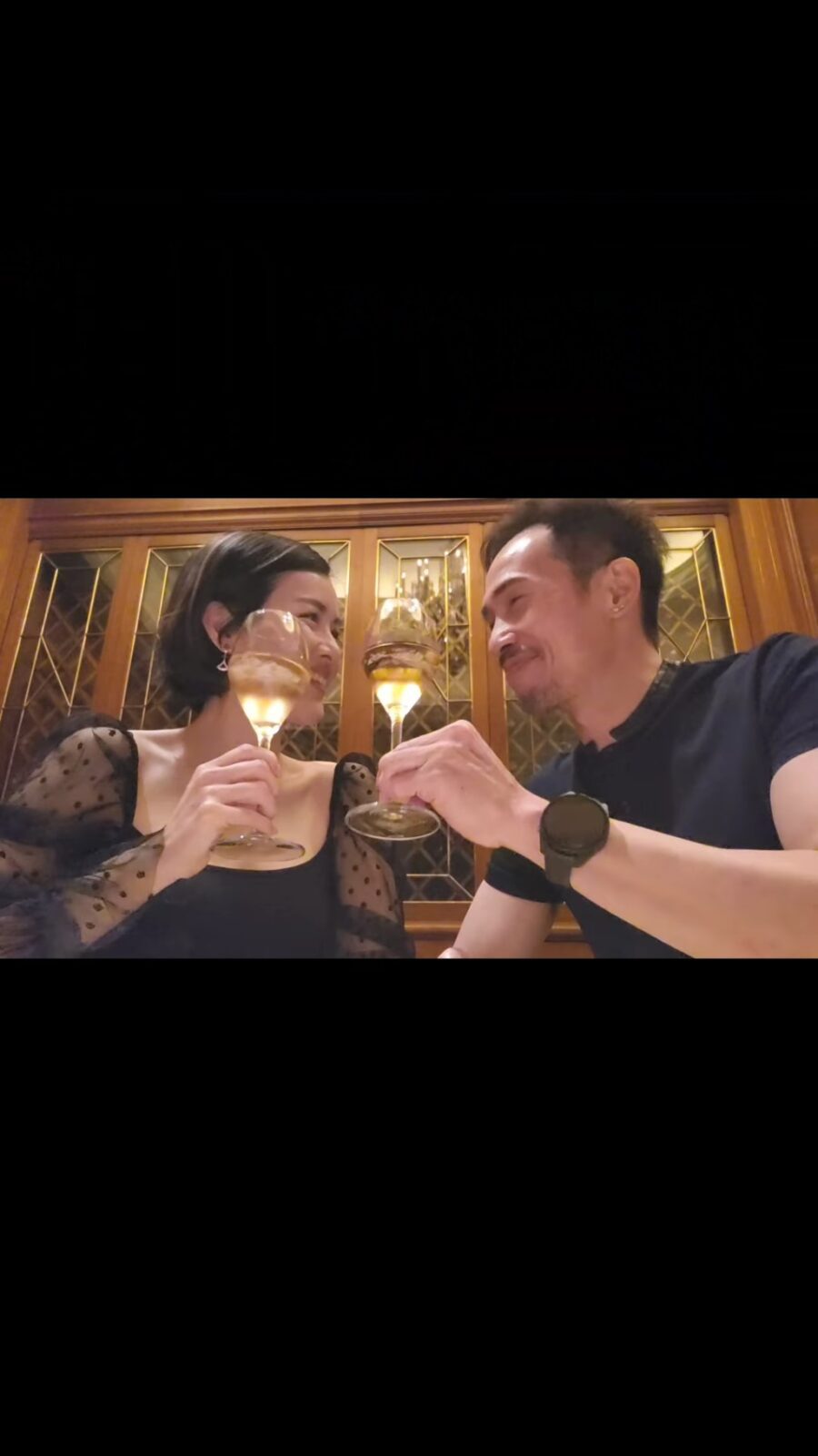 陳豪與陳茵媺共飲美酒,慶祝結婚10周年。