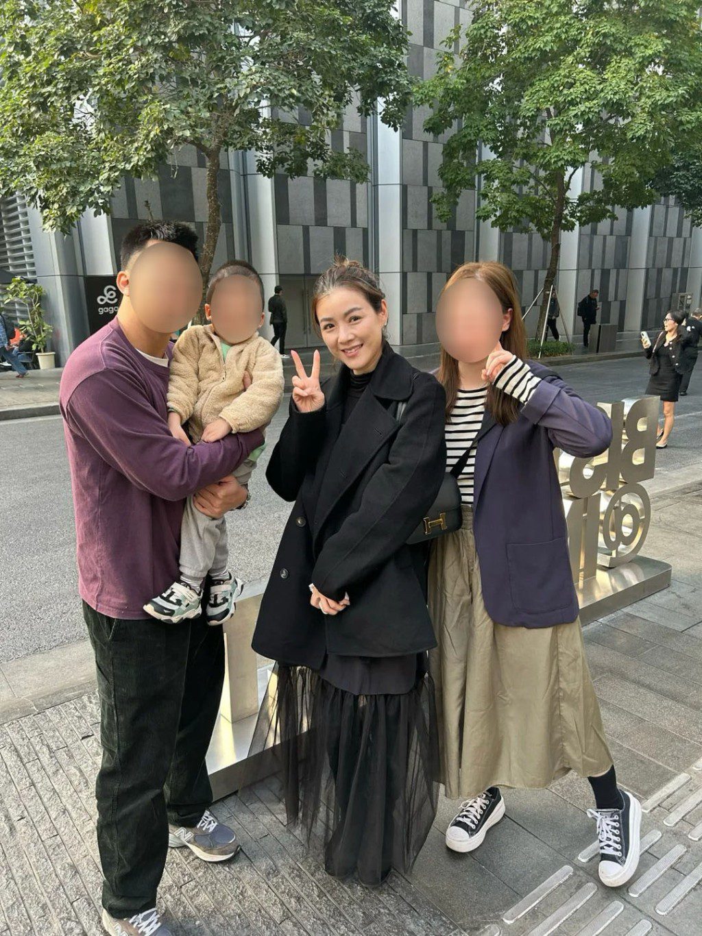 陳茵媺一身黑色型格打扮與陳豪在深圳逛街,合照中她的手袋非常搶眼。